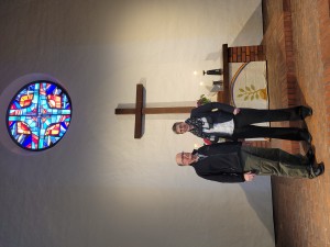 6631dd9cd0a6510 Pfarrer i.R. Werner Grimm und Pfarrerin Anne Kampf freuen sich über das Wiedersehen beim Empfang. Foto Petra Straub.jpg